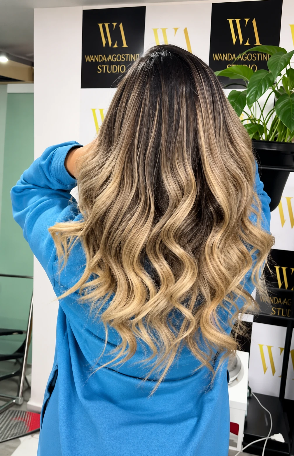 Cabelo longo com balayage loira e ondas no Studio Wanda Agostinelli