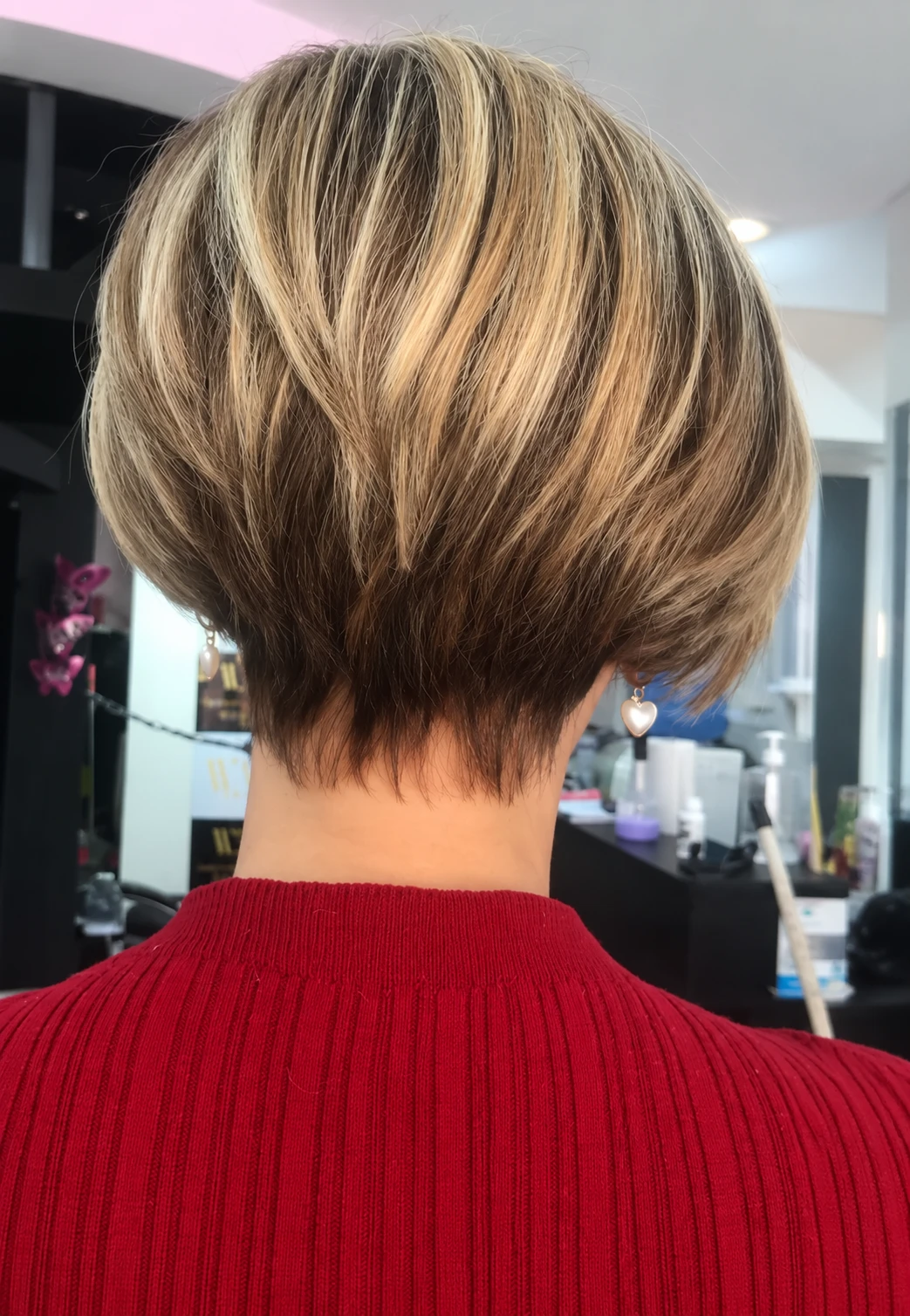 Bob com mechas loiras e nuca definida