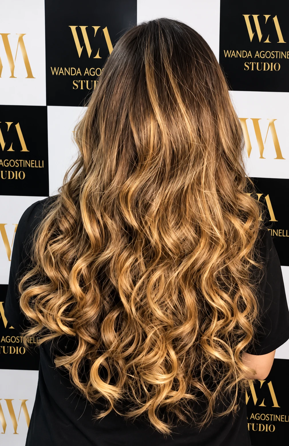 Cabelo com mechas douradas e cachos definidos