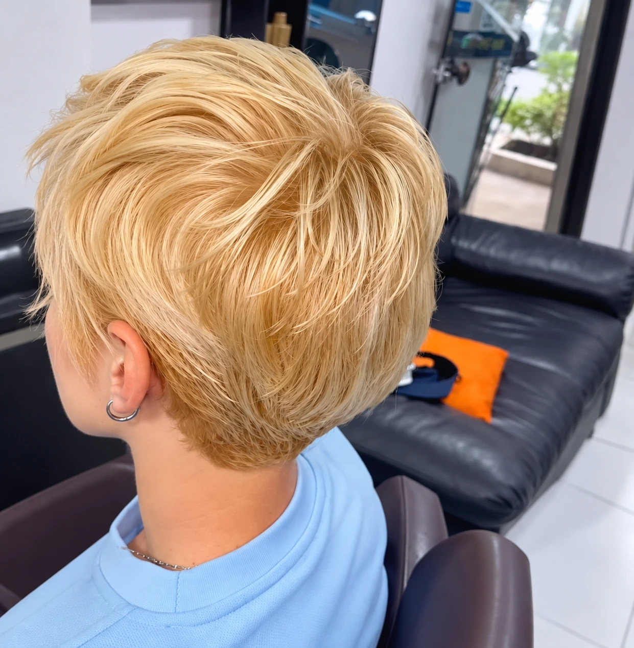 Corte curto loiro manteiga com textura